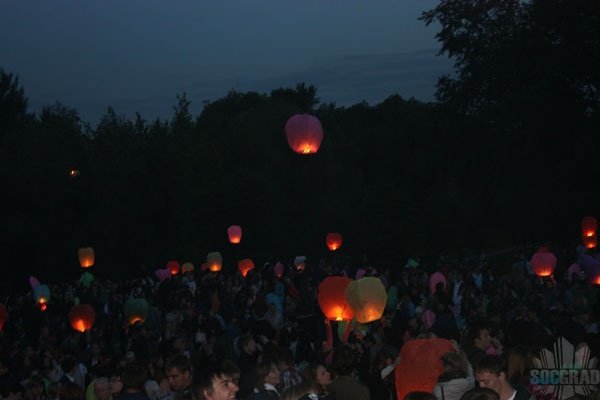 Запуск летающих фонариков в день защиты детей на Певческом поле